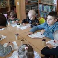 Przedszkolaki z grupy Waleczne pszczółki odwiedziły we wtorek bibliotekę szkolną